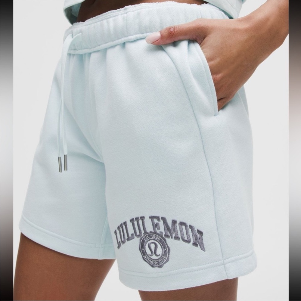Lululemon Scuba Mid-Rise Oversized Short 7"
Graphic
